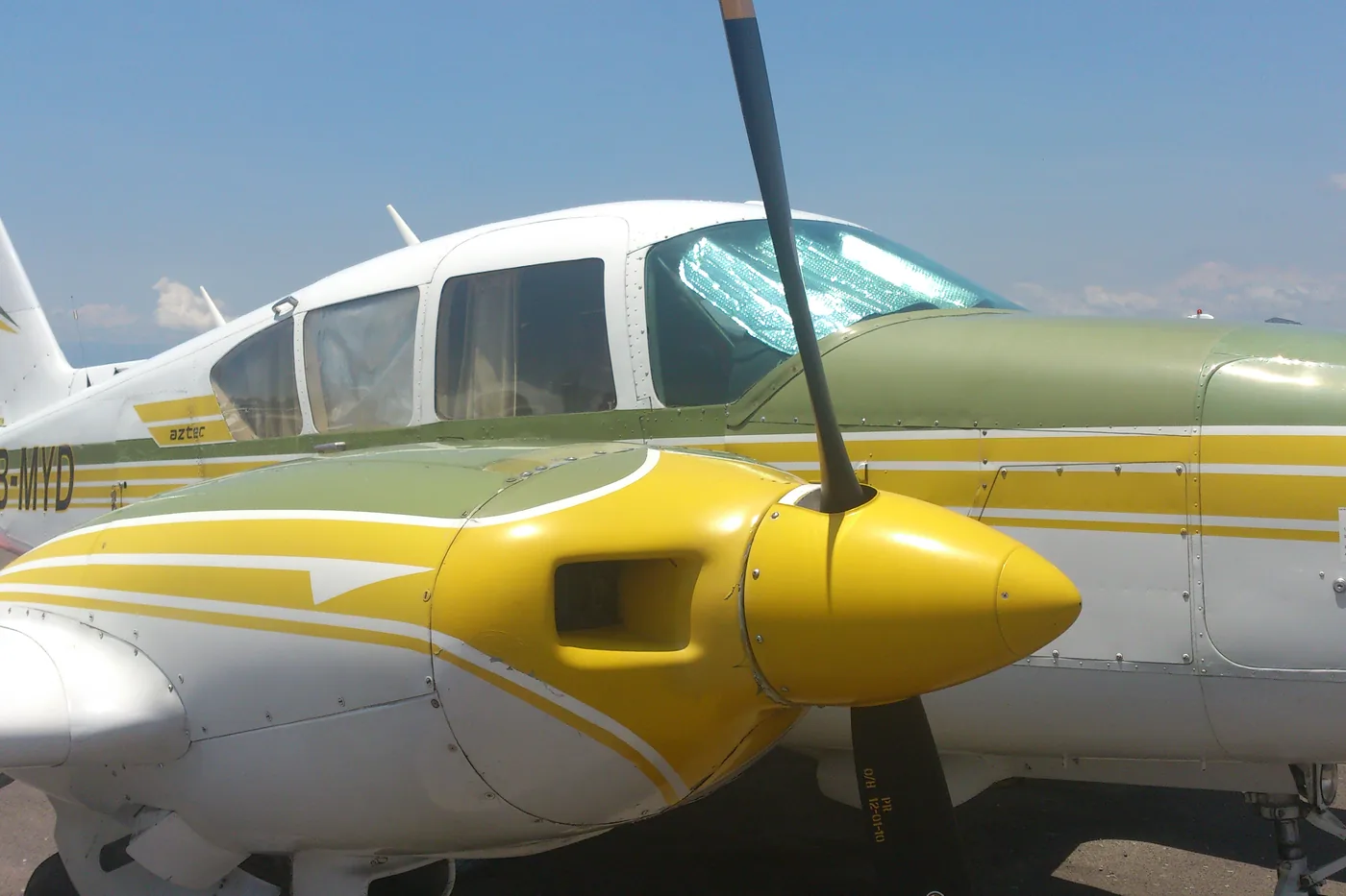 Aeronave bimotor de la flota de CAAP en la plataforma del aeropuerto